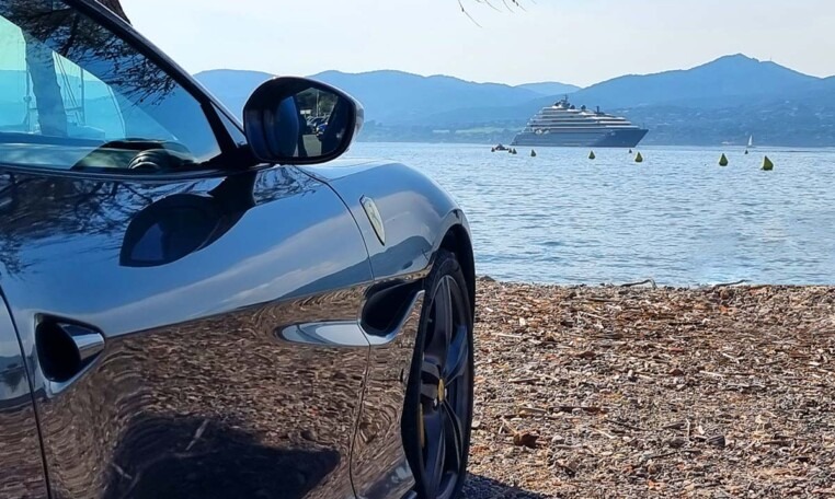 drive in motion Cote d'Azur - Ferrari am Strand