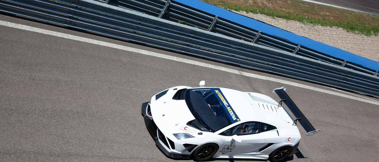 drive in motion Italien Fahrertraining Autodromo di Modena Ferrari in Kurve